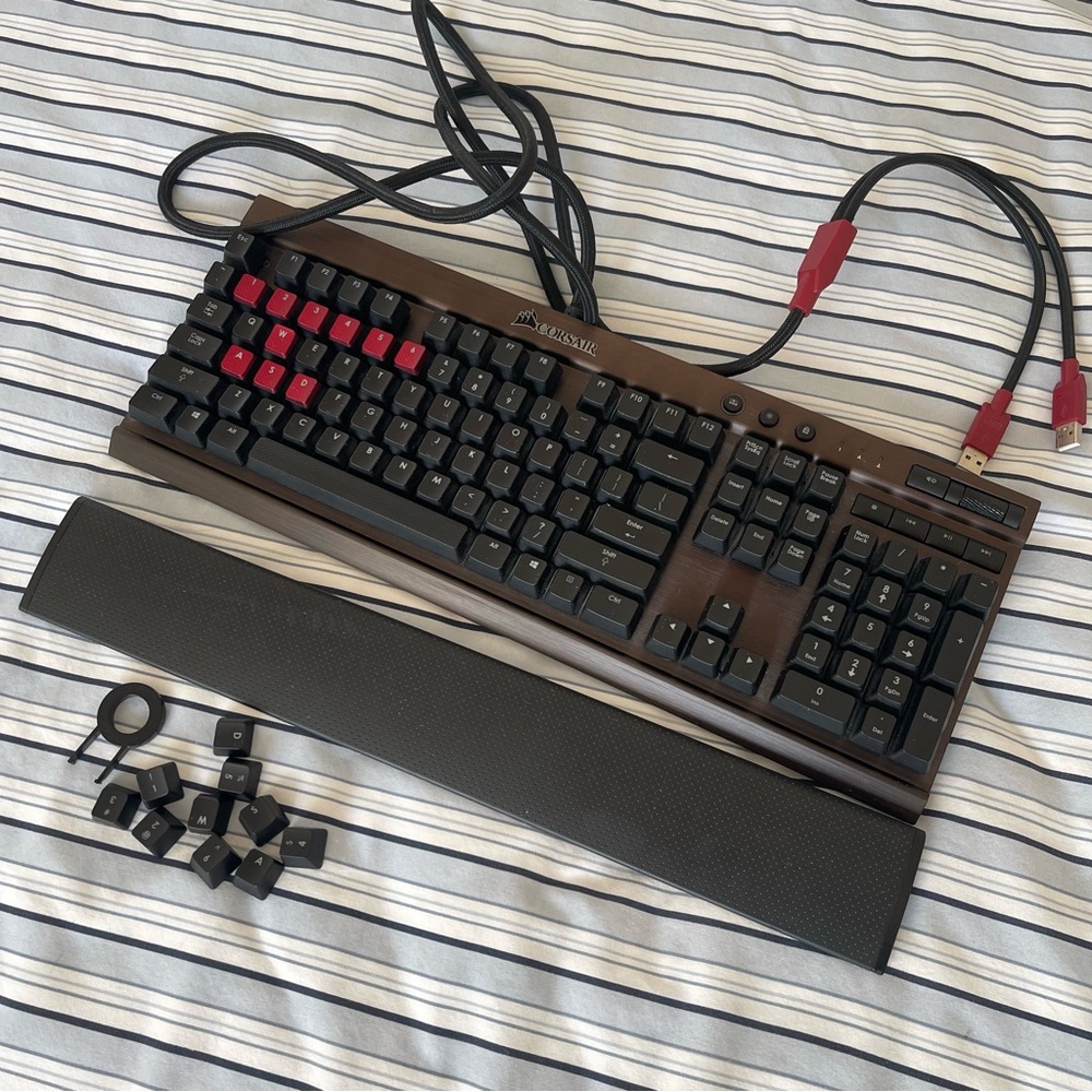 CORSAIR Gaming K70 Mechanical Gaming Keyboard — CHERRY® MX Red